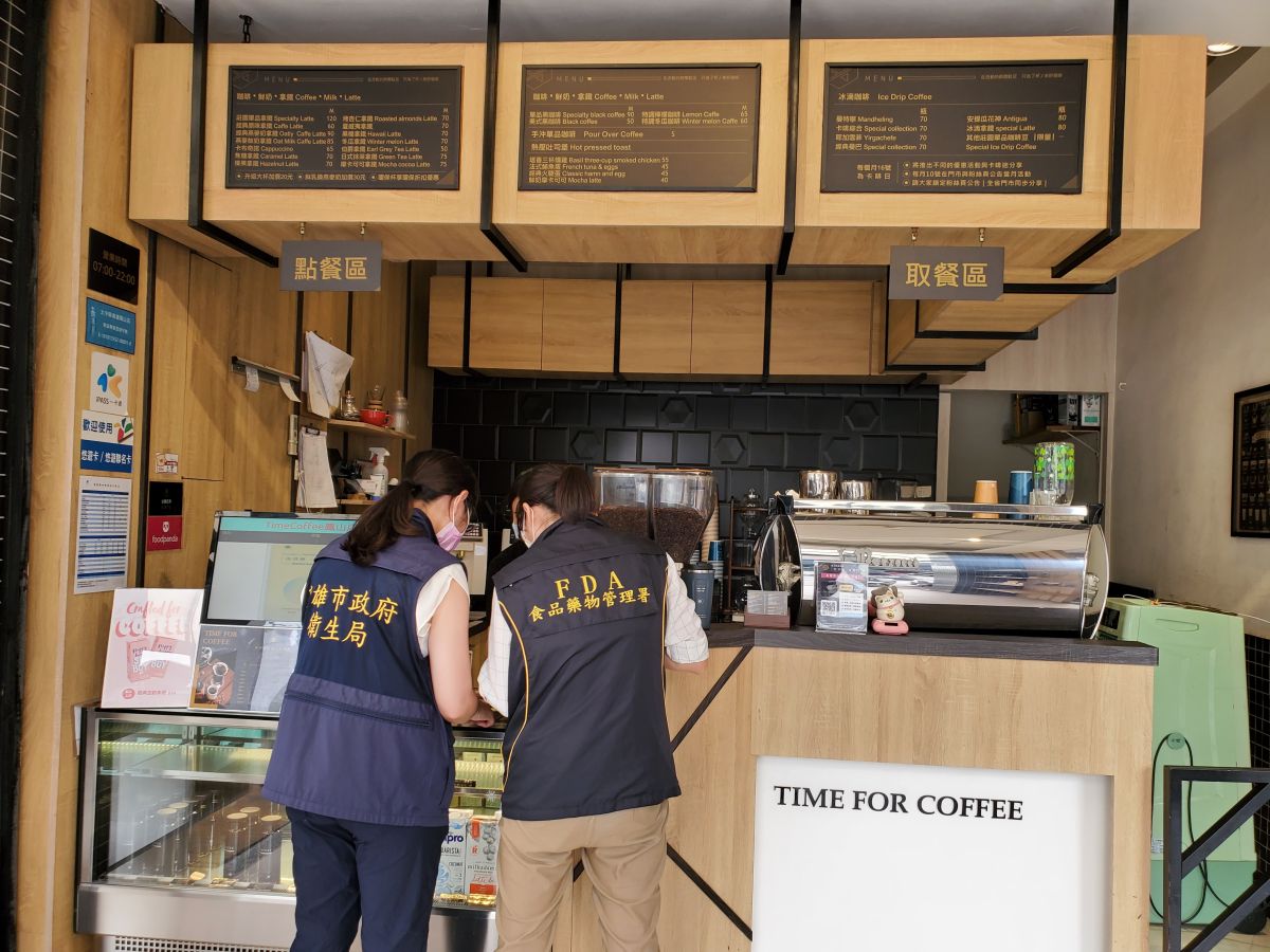 ▲高雄市衛生局會同FDA進行夏季冰、飲品抽驗。（圖／高雄市衛生局提供）