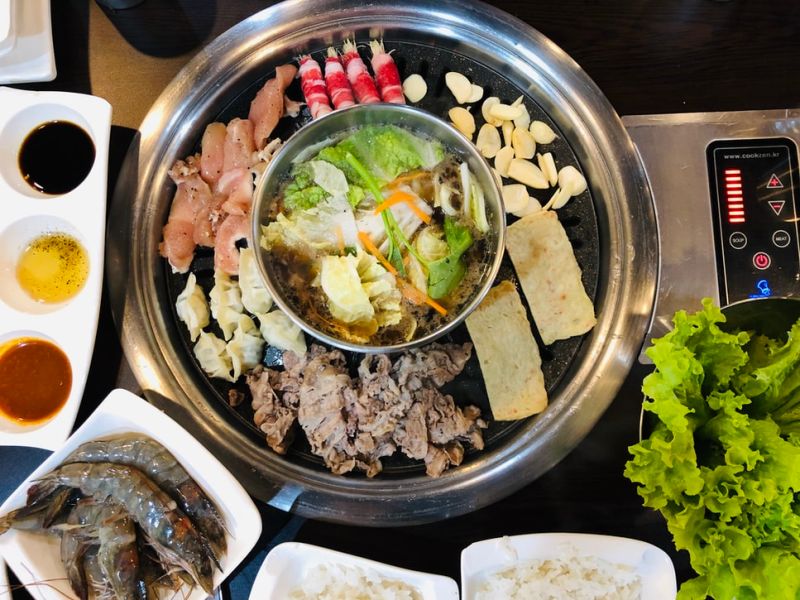 ▲有網友詢問大家,酸菜白肉鍋應該要加什麼料?問題一出掀起討論。(示意圖/翻攝自Unsplash)