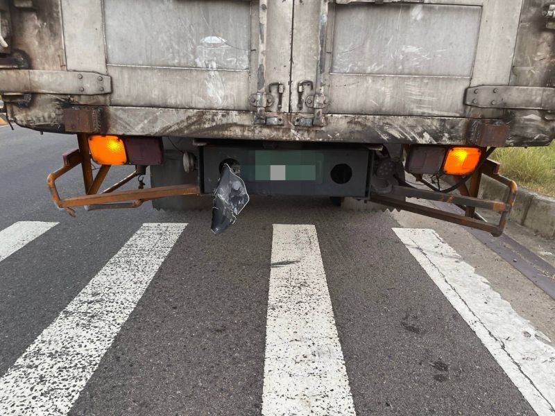 ▲遭到撞擊的大貨車車尾。（圖／大園分局提供）