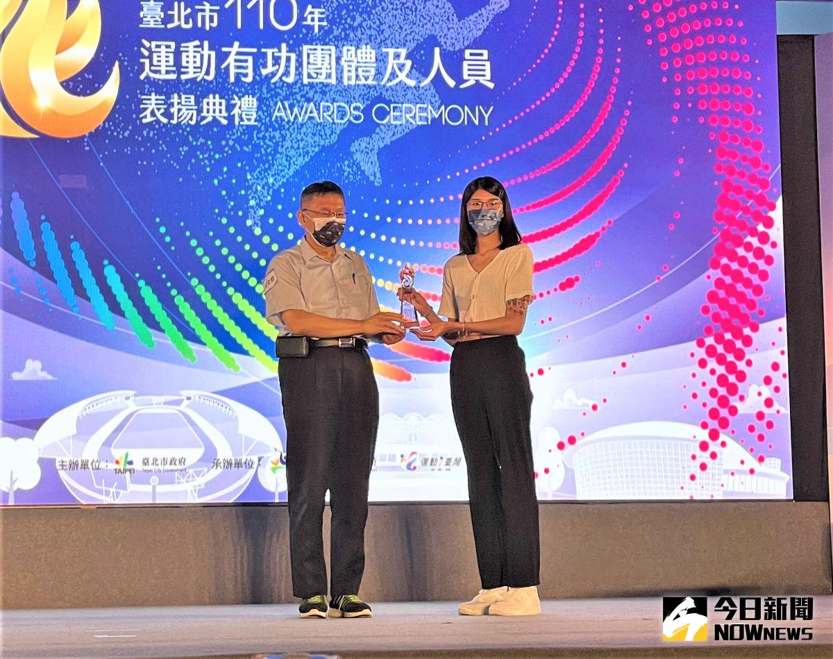 ▲東京奧運銅牌「拳擊甜心」黃筱雯今(2)日出席「臺北市運動有功團體及人員表揚典禮」，接受台北市長柯文哲頒獎。（圖／鍾東穎攝 ,2021.09.02）