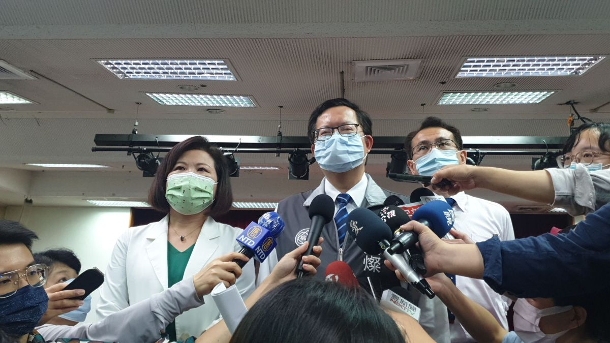 ▲游盈隆批若把疫苗當成收買特定族群手段，勢必引發公憤得不償失。鄭文燦表示，按照指揮中心規劃，目前每個年齡層都打得到疫苗。（圖／桃園市政府提供）