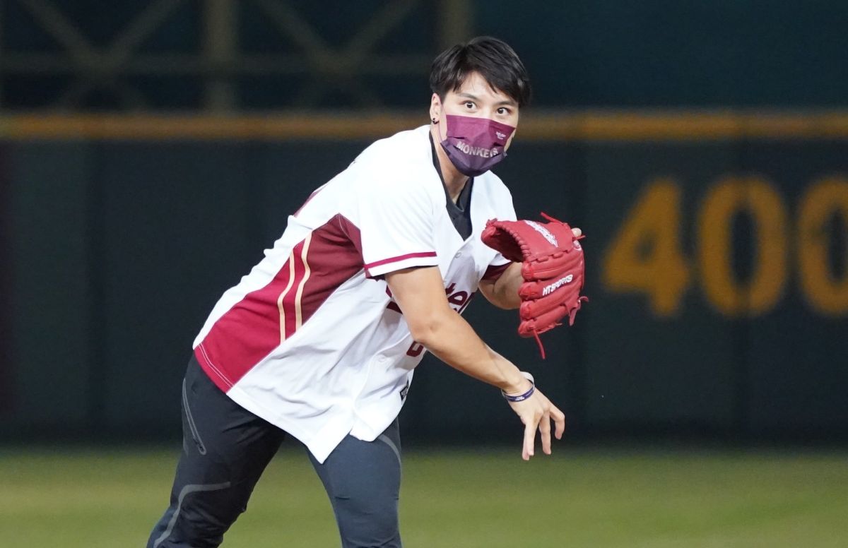 ▲陳念琴為樂天開球。（圖／樂天提供）