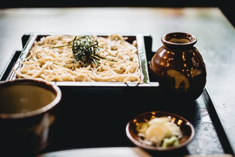 ▲蕎麥麵在日本非常受歡迎,但在台灣就還好。有網友好奇詢問,「蕎麥麵為啥不流行?」引發熱議。(示意圖/翻攝自Unsplash)