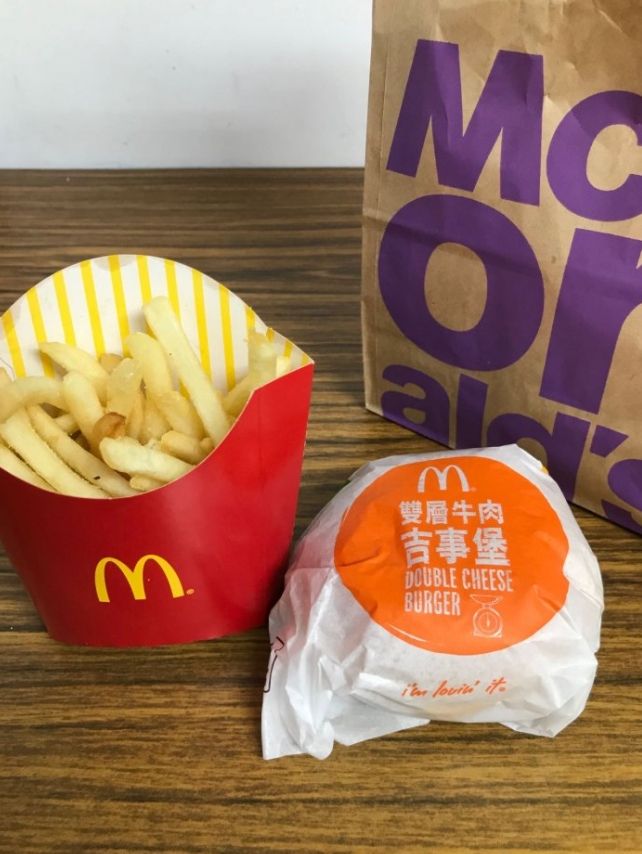 ▲原PO單點雙層牛肉吉事堡和中份薯條。(圖/翻攝Dcard)