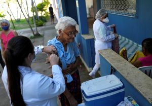 巴西聖保羅加強抗疫　施打追加劑間隔縮至4個月
