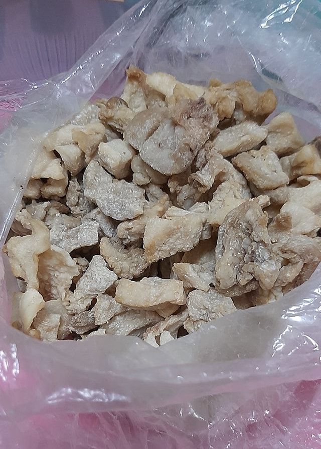 ▲炸完豬油之後的豬肉該如何處理?主婦分享「1神招」。(圖/翻攝自《家常菜》)