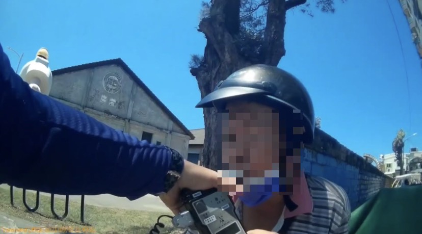 ▲男子酒測值超標被帶回警局，還被發現是一名通緝犯。（圖／翻攝畫面）