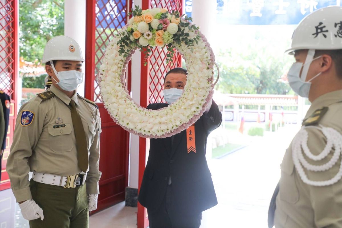 ▲新北市忠烈祠今（3）日舉行秋祭典禮，由新北市長侯友宜擔任主祭官，向祠內奉祀的烈、義士及軍、警、消表達追思之意。（圖／新北市政府提供）