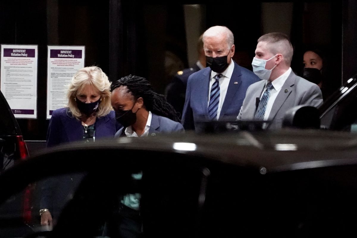 ▲美軍完成阿富汗撤離行動4天後，美國總統拜登（Joe Biden）伉儷今天造訪馬里蘭州（Maryland）一間收治在阿國受傷軍人的醫院，撫慰日前在喀布爾機場炸彈攻擊中受傷的士兵。（圖／美聯社／達志影像）