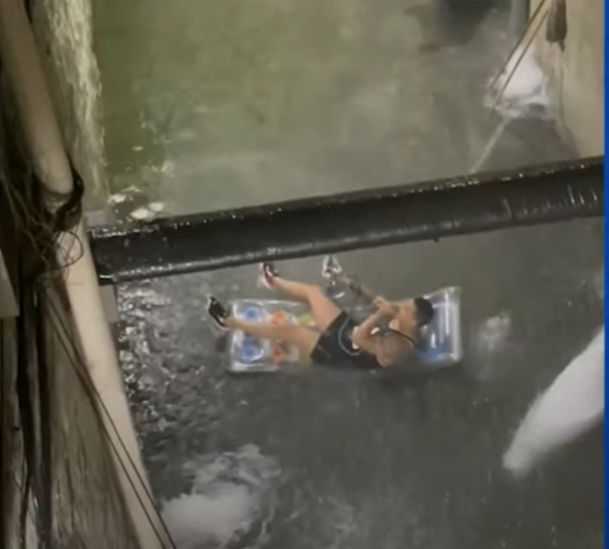 ▲紐約暴雨導致各地淹水，但有一名男子卻搭著充氣泳圈在上頭「吞雲吐霧」抽著水煙，儼然把整個紐約市當作水上樂園，（圖／翻攝自推特@PolicyRob）