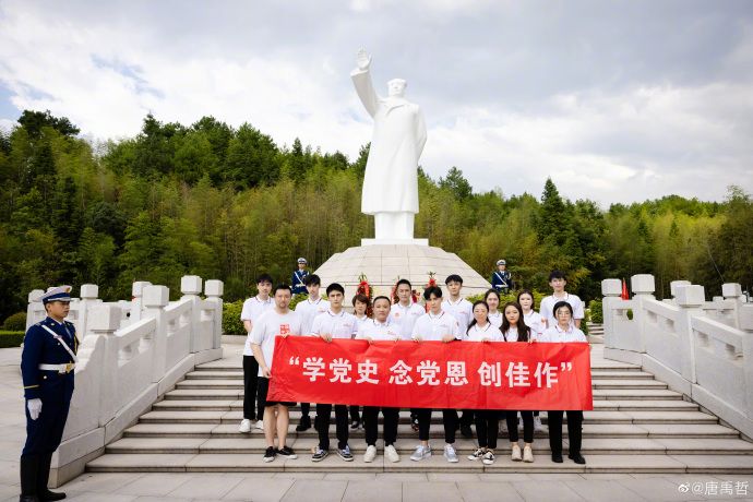 ▲唐禹哲拉紅布條標語,於毛澤東雕像前留影。(圖/唐禹哲)