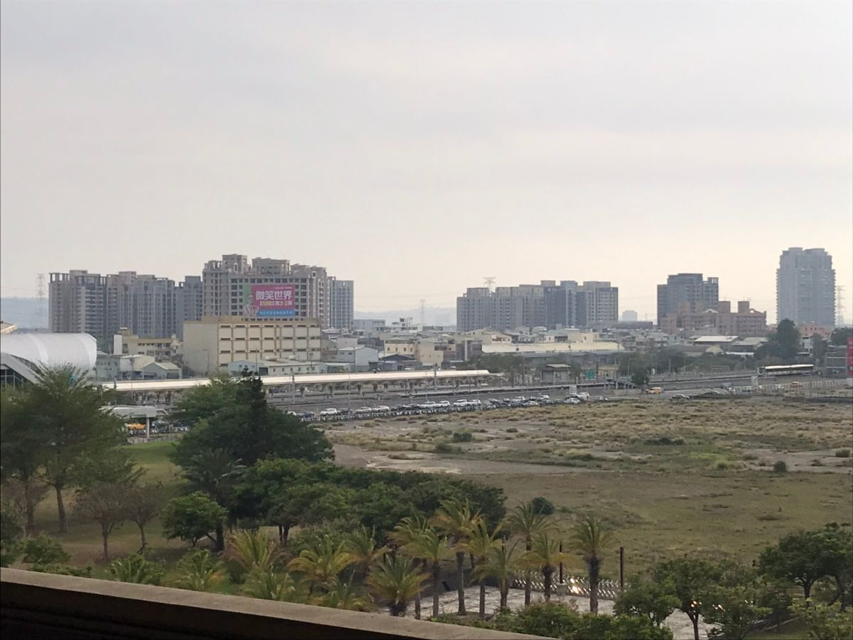 ▲台中高鐵站周邊的ATT百貨商場確定暫停開發。 （圖／NOWnews資料照片）