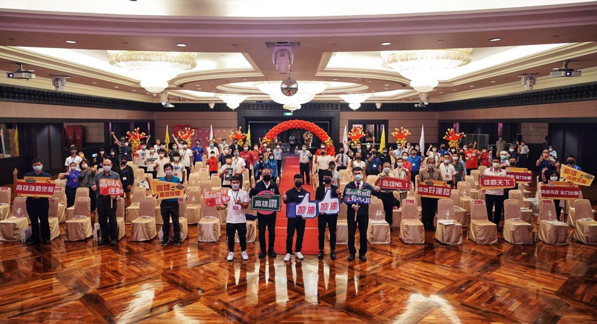 ▲在99國民體育日前夕，史哲代表市長陳其邁參加高雄體壇的年度盛典—高雄體育有功人員表揚典禮。（圖／截自史哲臉書）