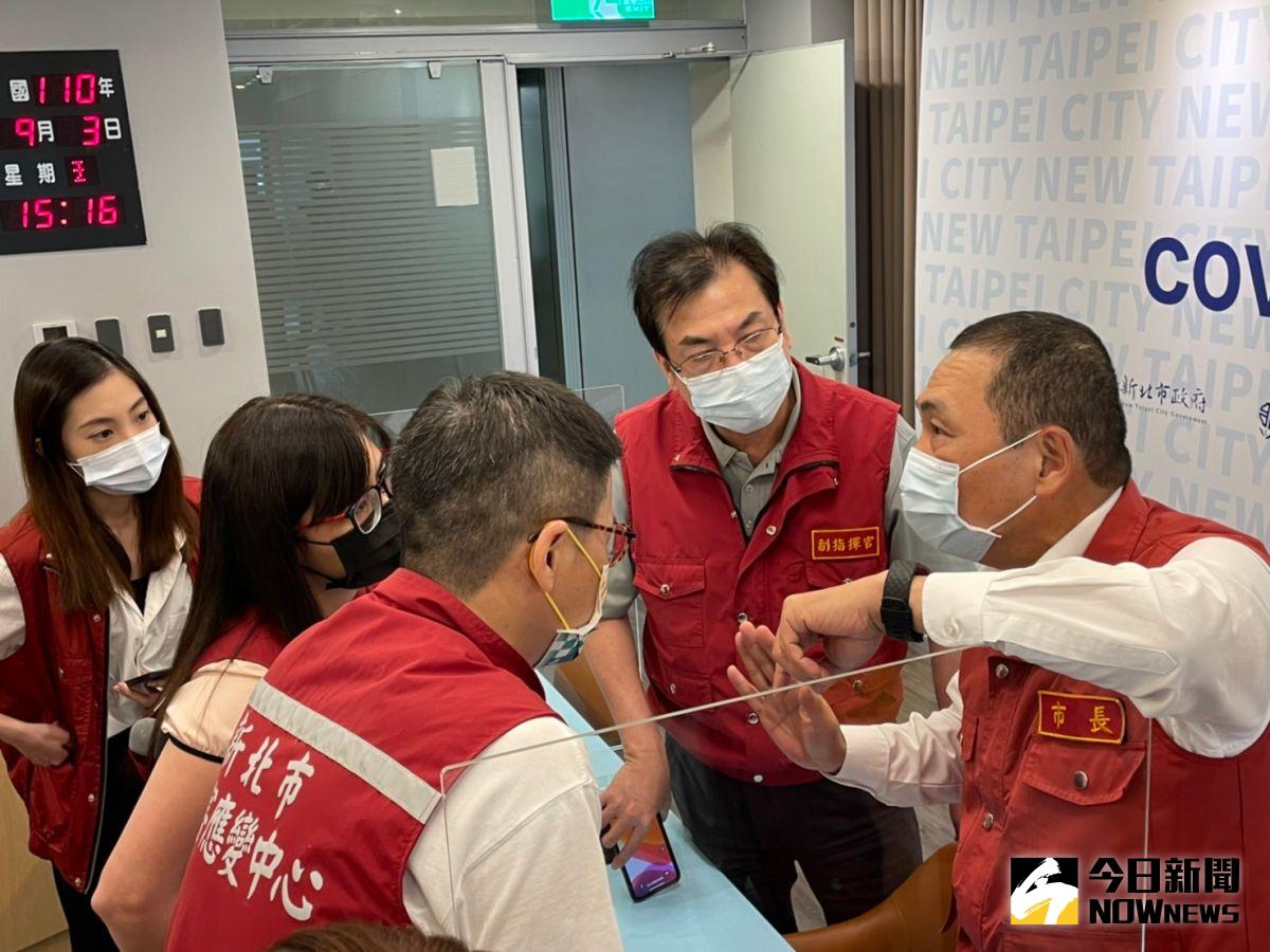 ▲針對對桃園機師與家屬的確診個案，新北市長侯友宜今（3）日在防疫說明會後，仍與核心團隊研擬相關的對策，嚴防來勢洶洶的Delta病毒。（圖／記者陳志仁攝，2021.09.03）