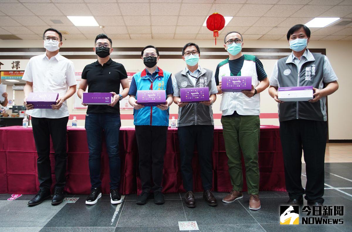 ▲2家企業主透過市議員梁為超，捐贈5000劑試劑提供中壢區各級學校及家扶中心，作為未接種疫苗教職員工使用。（圖／記者李春台攝，2021.09.03）