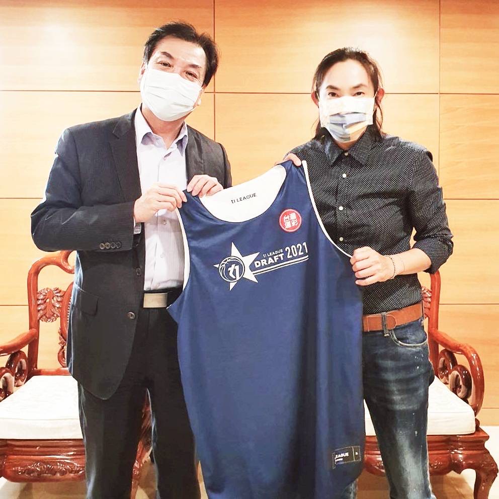 ▲T1執行長錢薇娟拜會新北副市長劉和然。（T1提供）