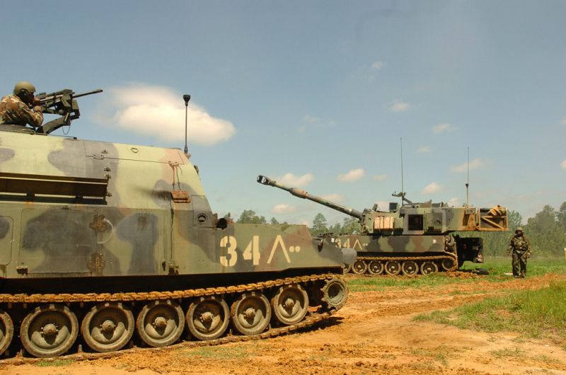 ▲M109A6自走砲車(右)。(圖／美國陸軍)