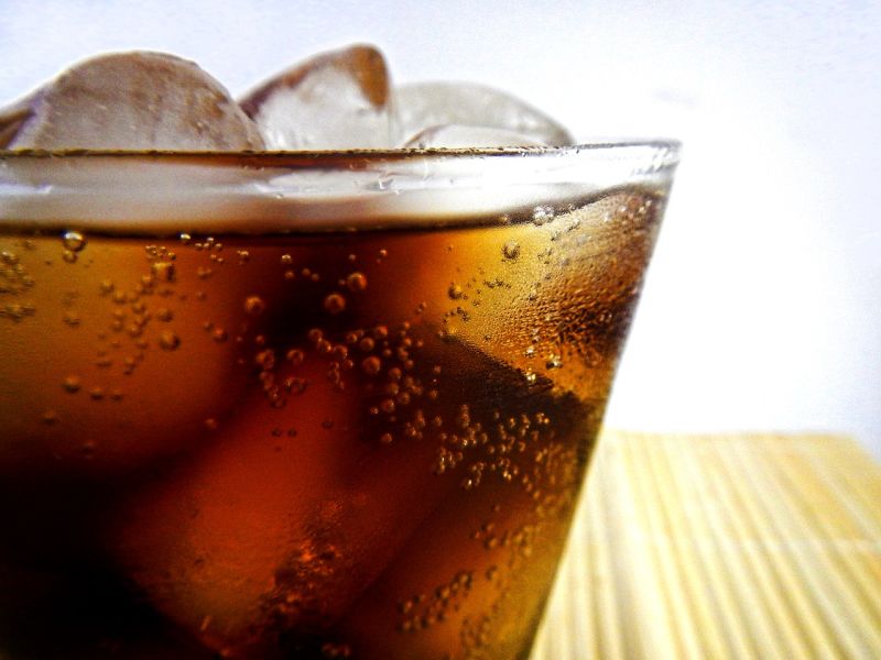 ▲「可樂」不但年輕人、小孩子愛喝,甚至就連部分老年人都會喝的知名飲品。(示意圖/翻攝自
