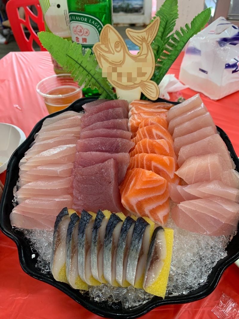 ▲從圖片中可以看到,200元的綜合生魚片中有著五種不一樣的魚類,同時也沒看到用「鮮蝦」擺入其中,豐滿的片數及擺盤都非常完美。(圖/翻攝自PTT)