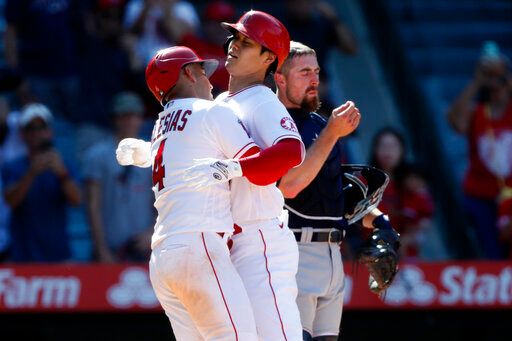 ▲大谷翔平跟Jose Iglesias相擁。（圖／美聯社／達志影像）