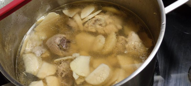 ▲竹筍湯一點甜味都沒有?老饕分享「1招」解救。(圖/翻攝自廚藝公社)