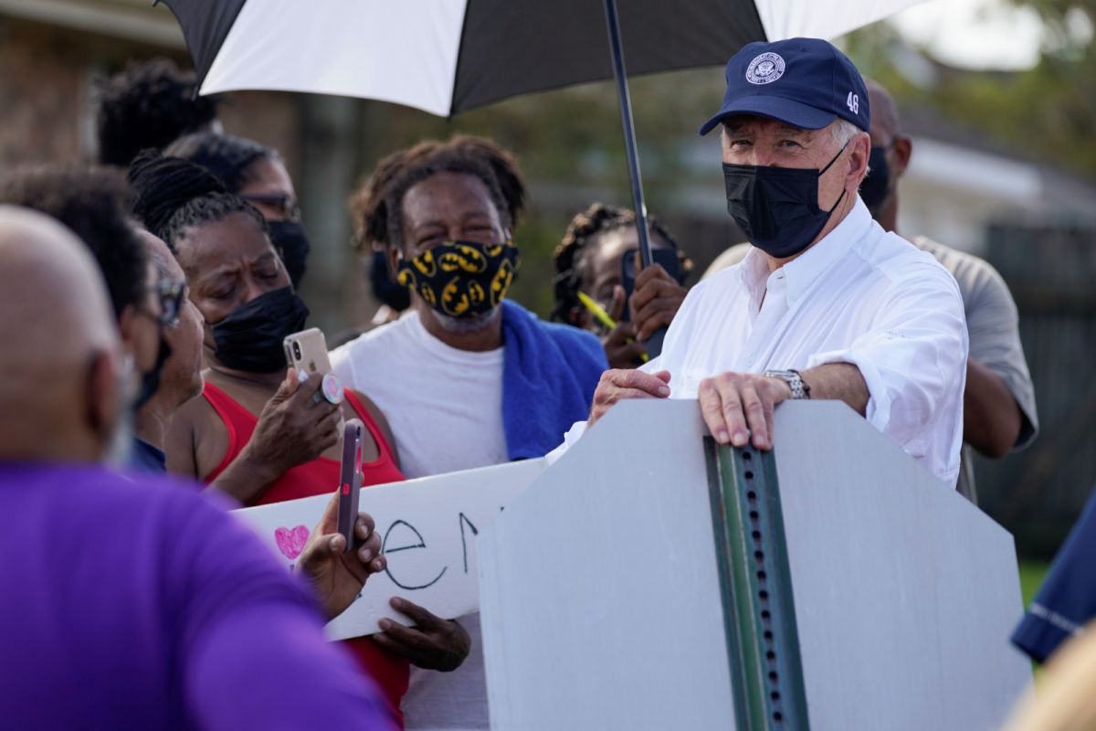 ▲美國總統拜登視察路易斯安那州，親眼目睹遭怪獸級颶風艾達（Hurricane Ida）摧殘過後的現場景象。艾達蹂躪路州南部，造成100萬人面臨停電狀態。（圖／美聯社／達志影像）