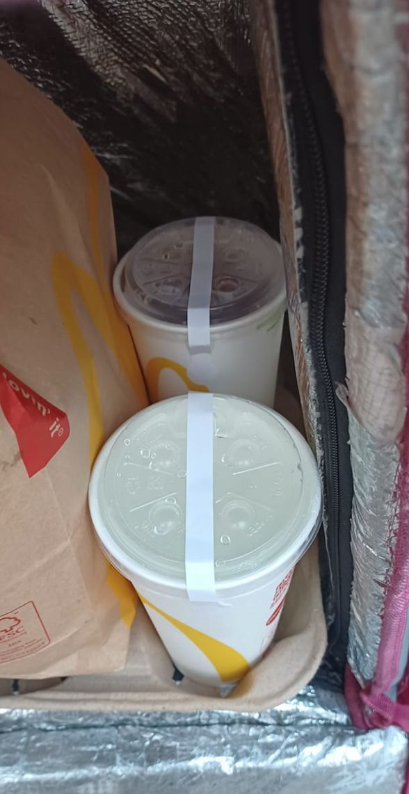 ▲原PO發現麥當勞最近在飲料杯蓋上貼上膠帶了。(圖/翻攝自《UberEats/FoodPanda外送員討論區》)