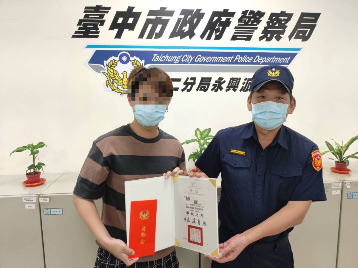 ▲全家超商永興店江姓員工阻詐有功，獲第二分局表揚(圖/記者鄧力軍翻攝)