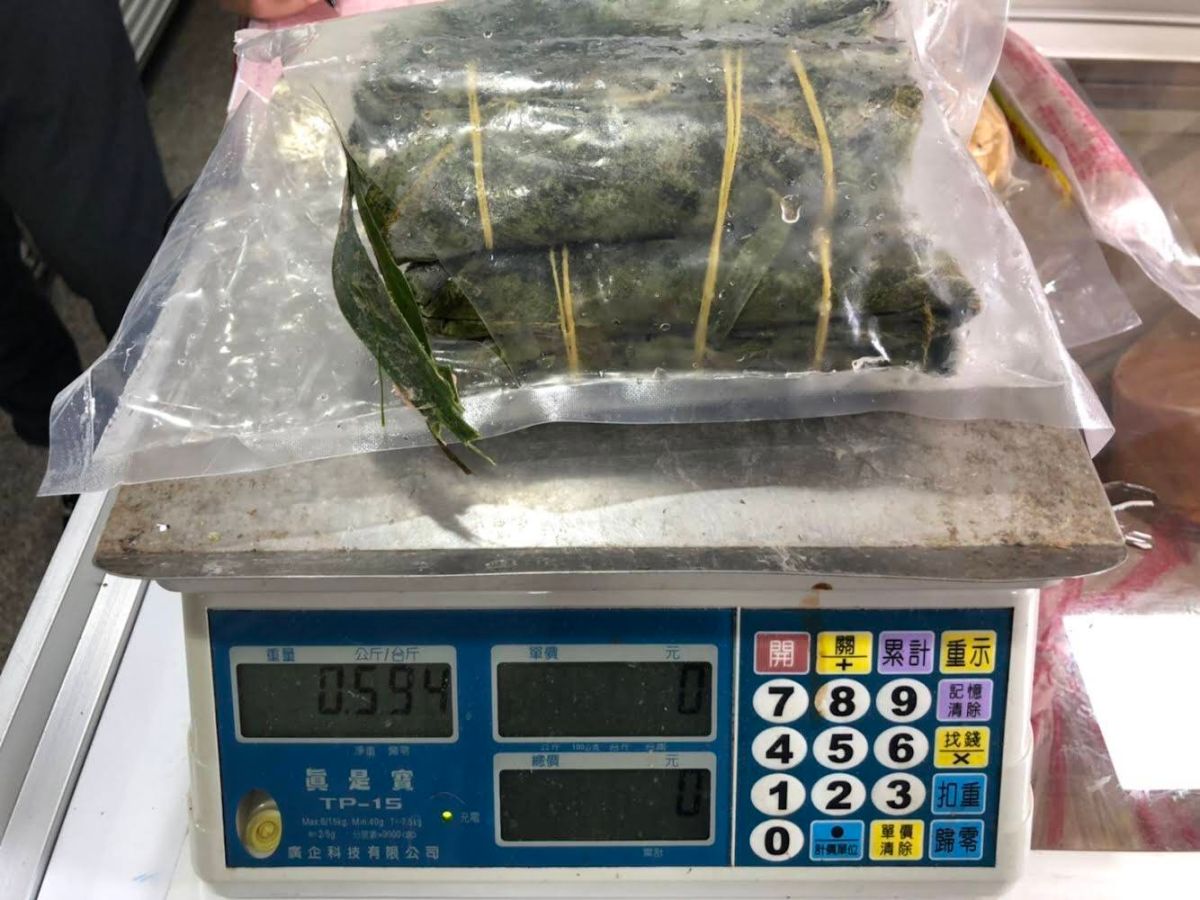 ▲檢警在新北市蘆洲區阮氏女子經營越南雜貨店查獲荷葉包肉（0.59kg），再被驗出非洲豬瘟陽性反應。（圖／翻攝畫面）