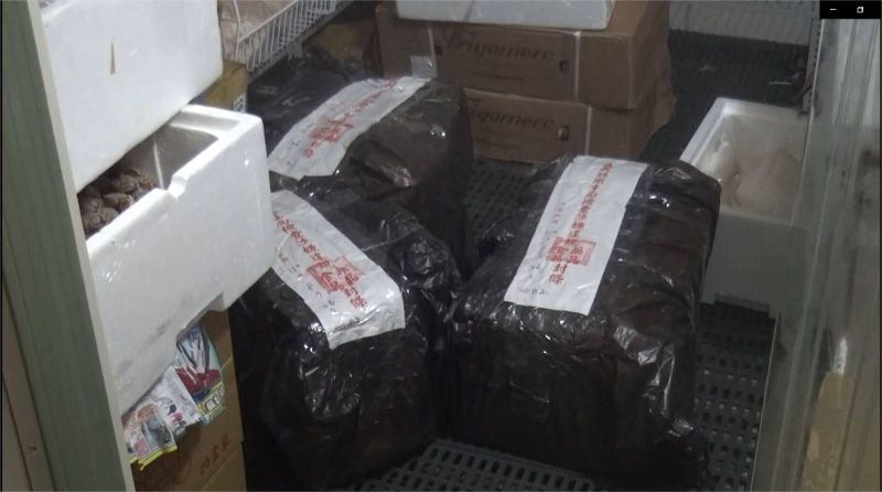 ▲檢警到新北市蘆洲區阮氏女子經營越南雜貨店進行稽查,計查獲酸肉條、火腿、豬頭皮、豬大骨、荷葉包肉(0.59kg)總計70.052公斤。(圖/翻攝畫面)