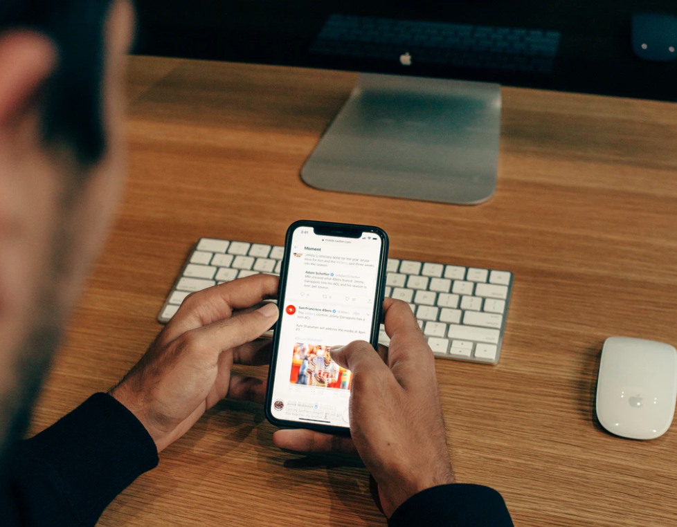 ▲原PO抱怨老婆太節儉，月存17萬，但不讓他換新手機。（示意圖，圖中人物與當事者無關／取自unsplash）