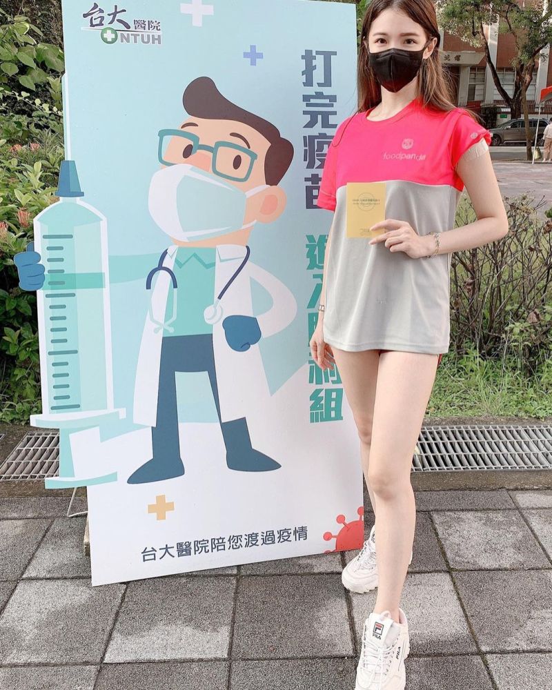 ▲▼雪兒打疫苗不忘放送美腿。(圖/Michelle雪兒IG)