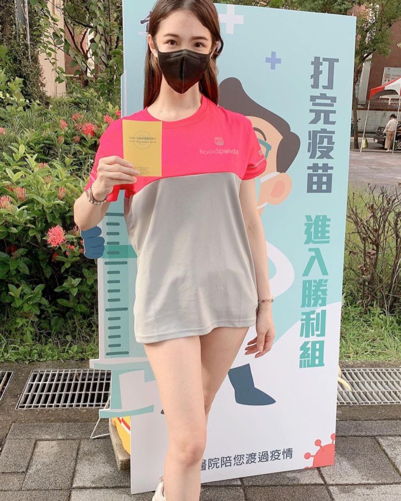 ▲▼雪兒打疫苗不忘放送美腿。(圖/Michelle雪兒IG)