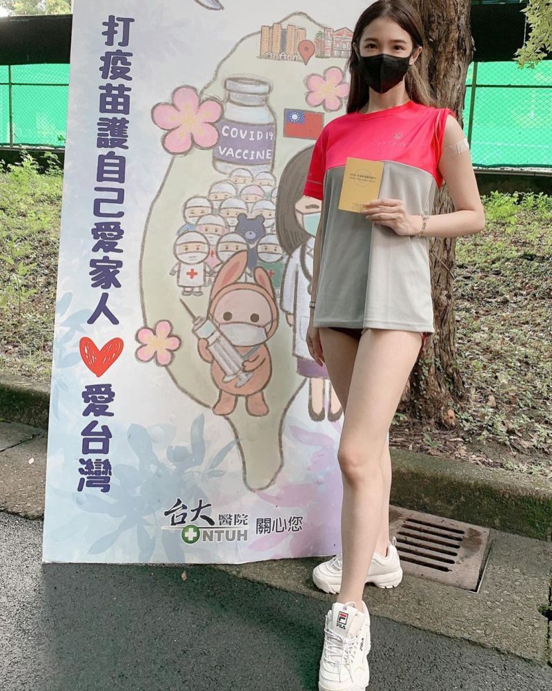 ▲▼雪兒打疫苗不忘放送美腿。(圖/Michelle雪兒IG)