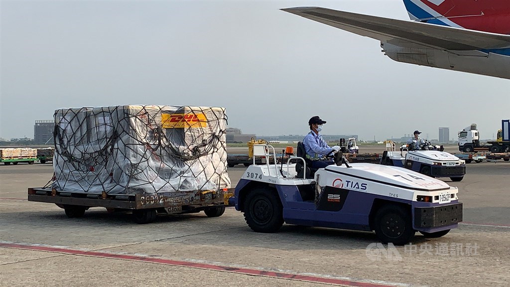 ▲桃機人員4日證實，已接獲通知8日將有第2批BNT疫苗抵台。圖為首批93萬劑BNT疫苗2日運抵。（圖/中央社）