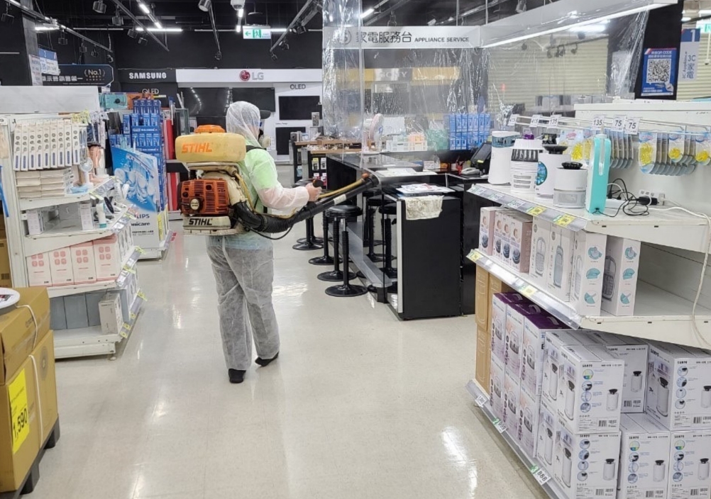 ▲桃園家樂福有確診機師足跡，昨日晚間閉店消毒。（圖／業者提供）