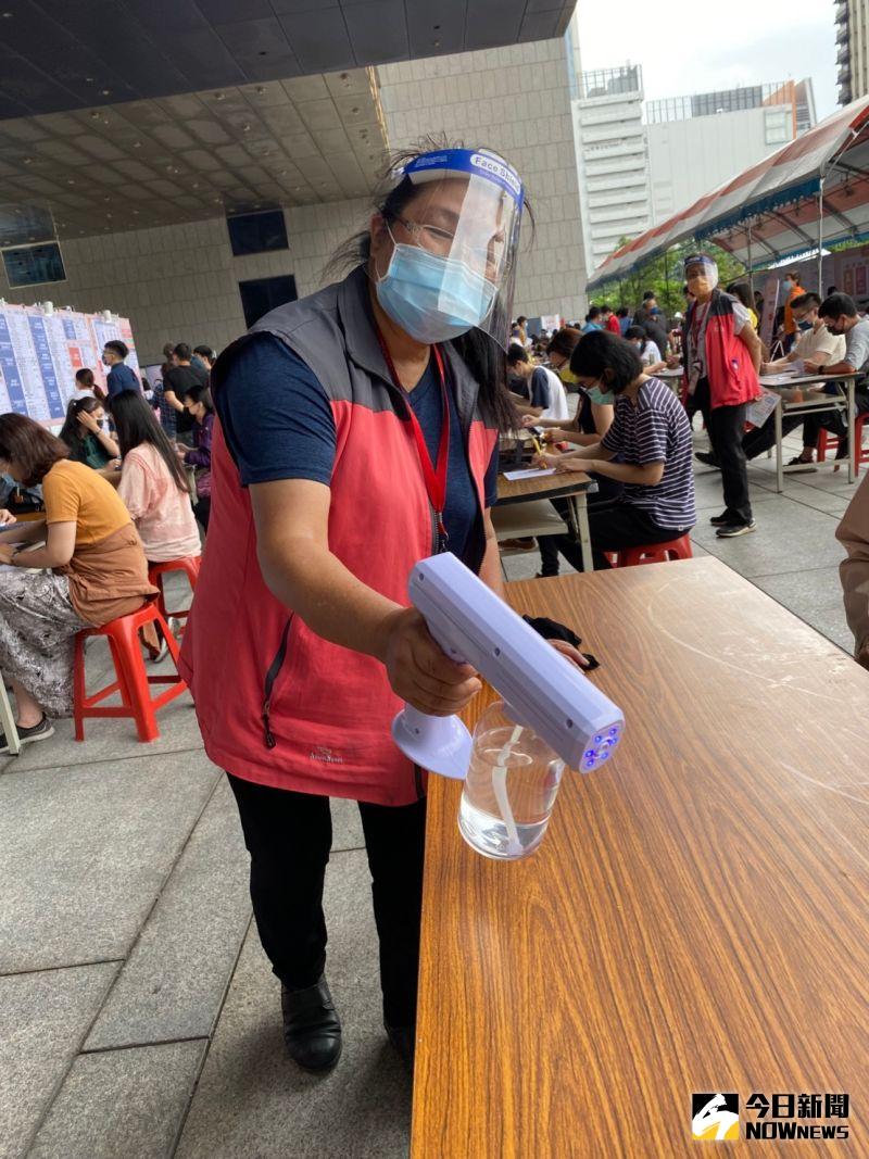 ▲台中大下半最大場就博會,配合二級警戒防疫措施登場,桌椅消毒使用酒精加紫外線,提供參與者最安心環境。(圖/記者金武鳳攝,2021.9.4)