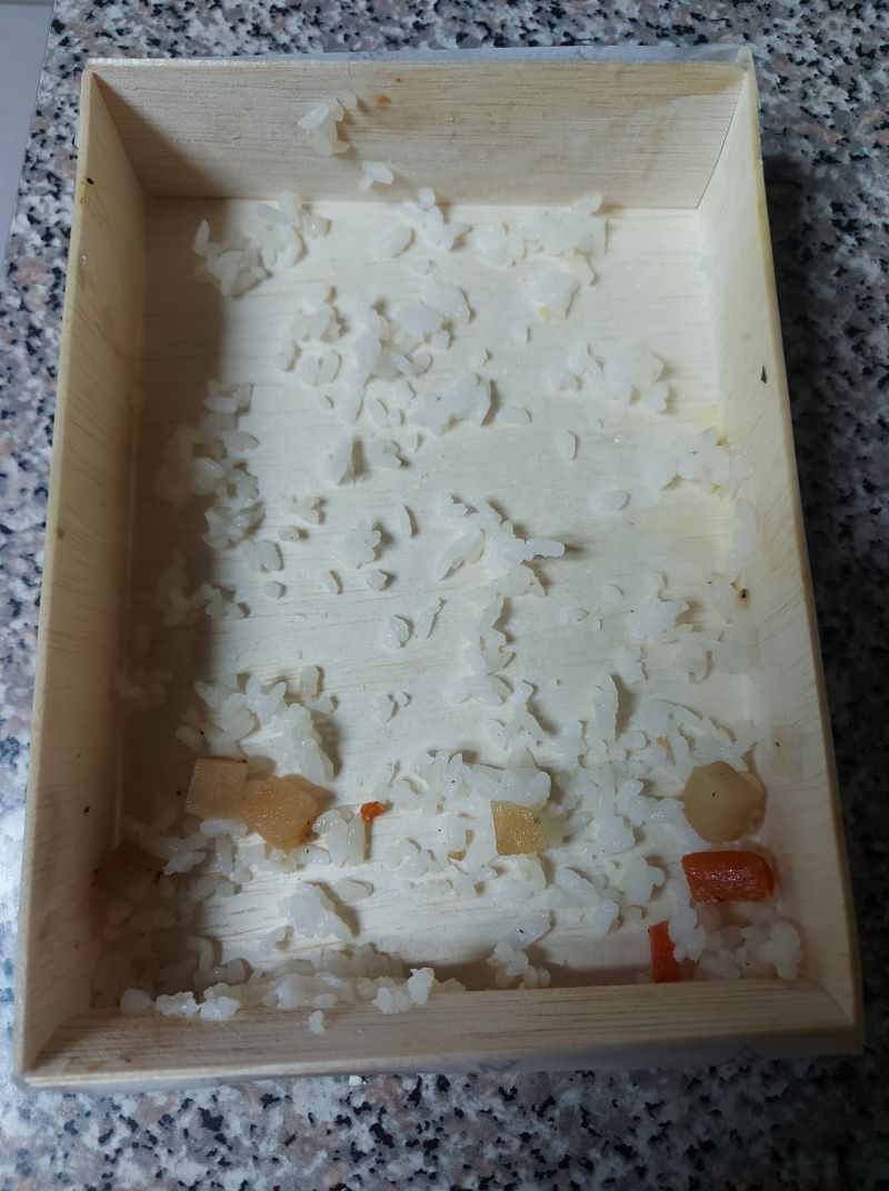 ▲原PO貼出照片,並崩潰直呼「是那個天才發明用木頭裝飯的」。(圖/翻攝自《爆廢公社公開版》)