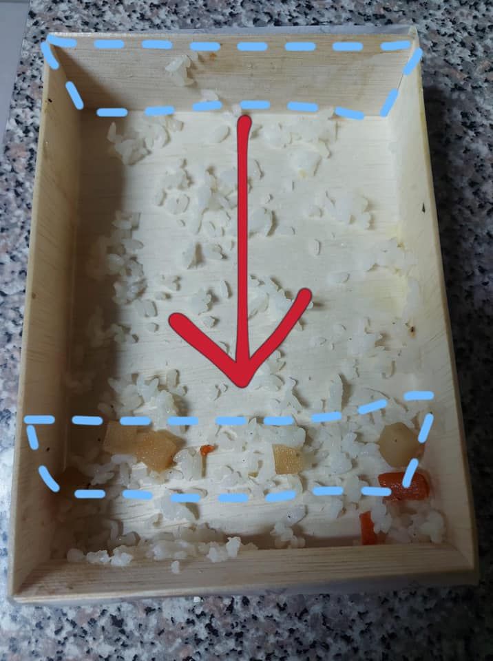 ▲內行網友貼心畫出正確吃法,就是用兩旁的木片來刮飯。(圖/翻攝自《爆廢公社公開版》)