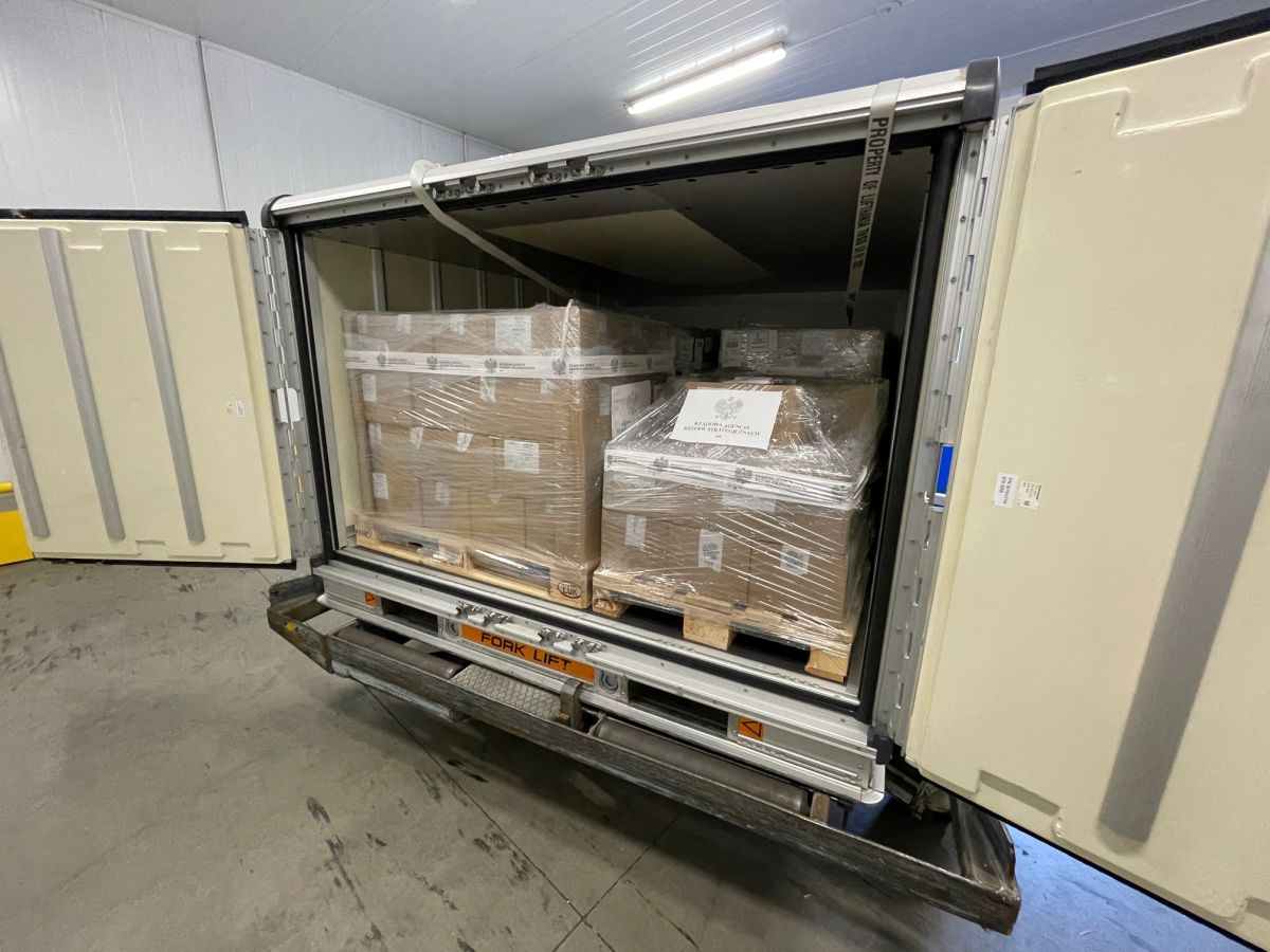 ▲波蘭政府捐贈給台灣的40萬劑AZ疫苗，今天由長榮航空班機自維也納載運來台。（圖／取自波蘭外交部官網）