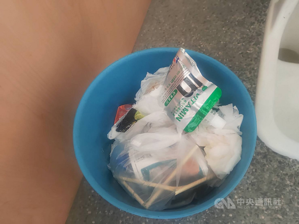 ▲玉山國家公園部分開放後不久，垃圾已無所不在，連只能放衛生紙的排雲山莊廁所垃圾桶，都被泡麵碗等各式垃圾塞爆。（圖/中央社）