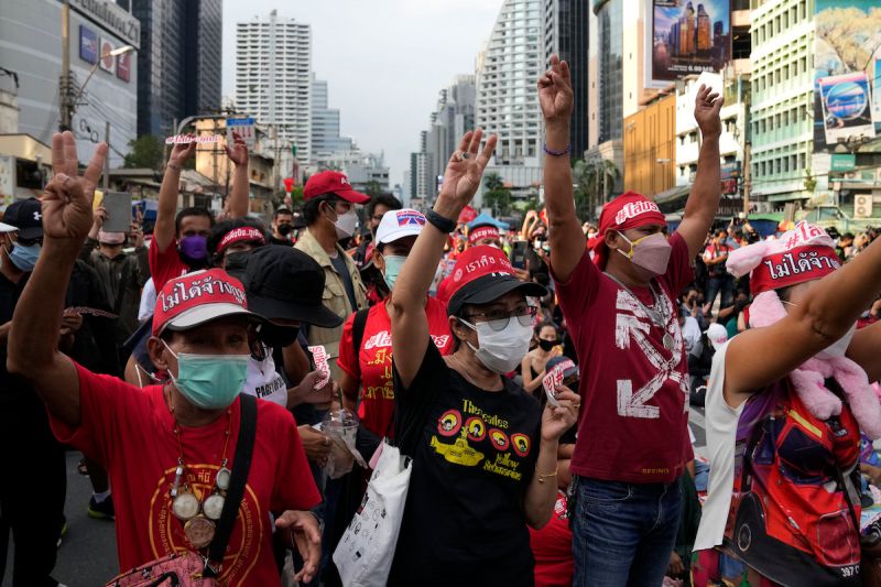 泰總理帕拉育三度挺過不信任案　街頭示威持續
