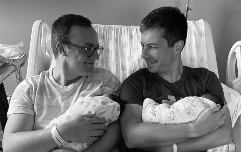 ▲美國首位公開同性戀身分運輸部長布塔朱吉（右）4日在推特張貼自己與夫婿查斯頓（左）抱著兩名嬰兒的照片。（圖／翻攝自PeteButtigieg推特）