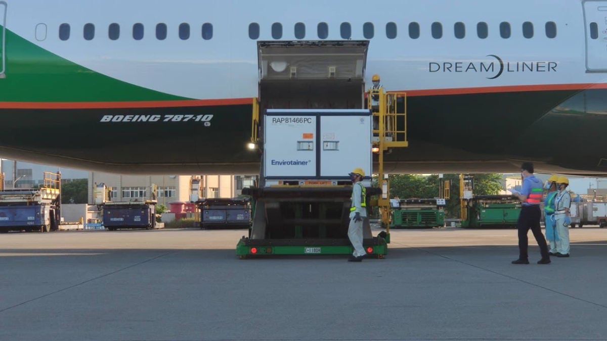 ▲波蘭捐贈我國的AZ疫苗由長榮航空運抵桃園機場。(圖／外交部提供)