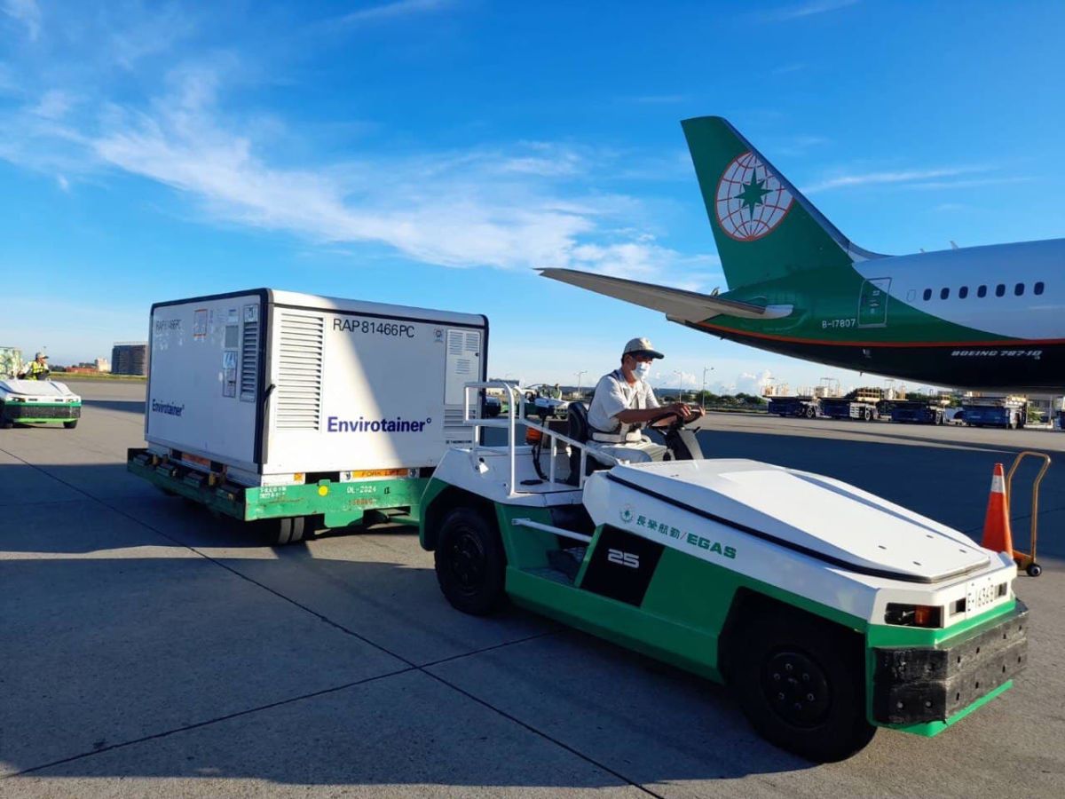 ▲波蘭贈台AZ疫苗從貨艙順利卸下準備運載至冷鏈儲存地點。(圖／外交部提供)