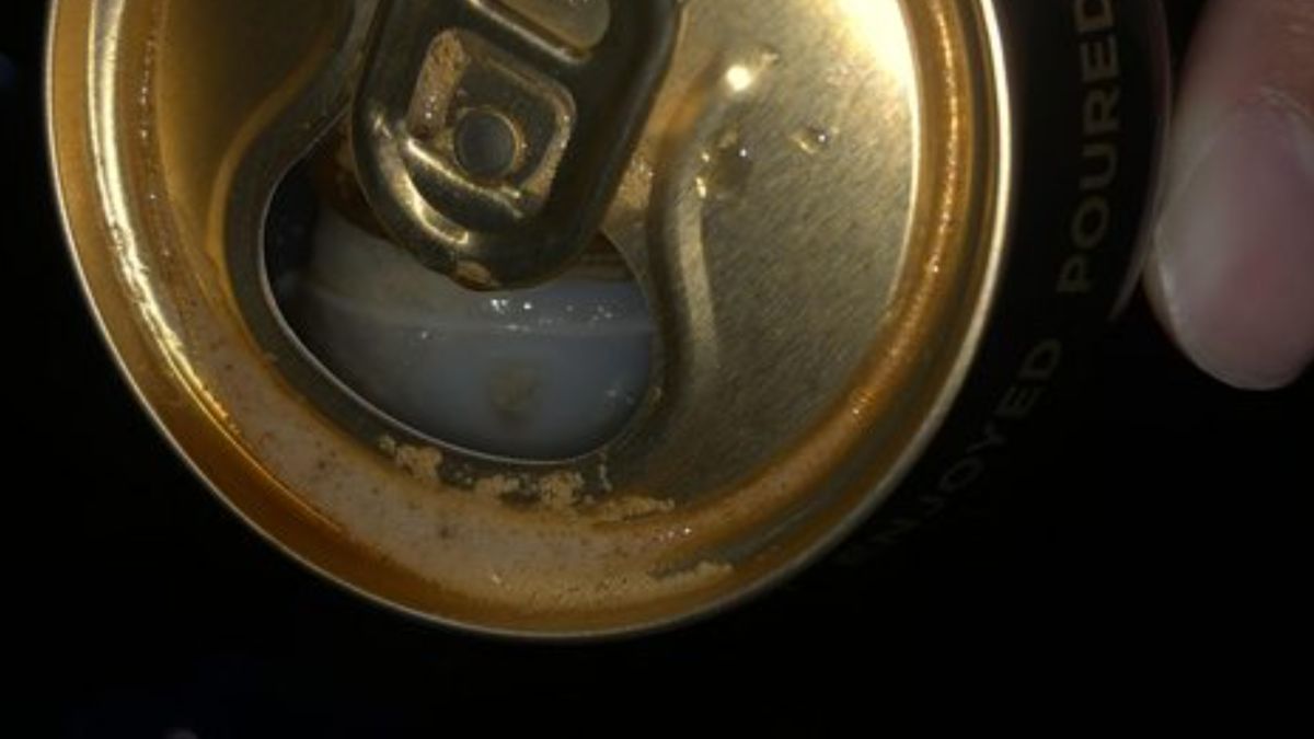 ▲網友分享自己喝完啤酒後，卻發現底部有一顆白色球體，讓他超傻眼。（圖/PTT）