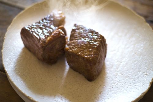 ▲有人建議，可把中間的筋切掉，再把肉煎成牛排或骰子牛。（示意圖／取自photo AC)