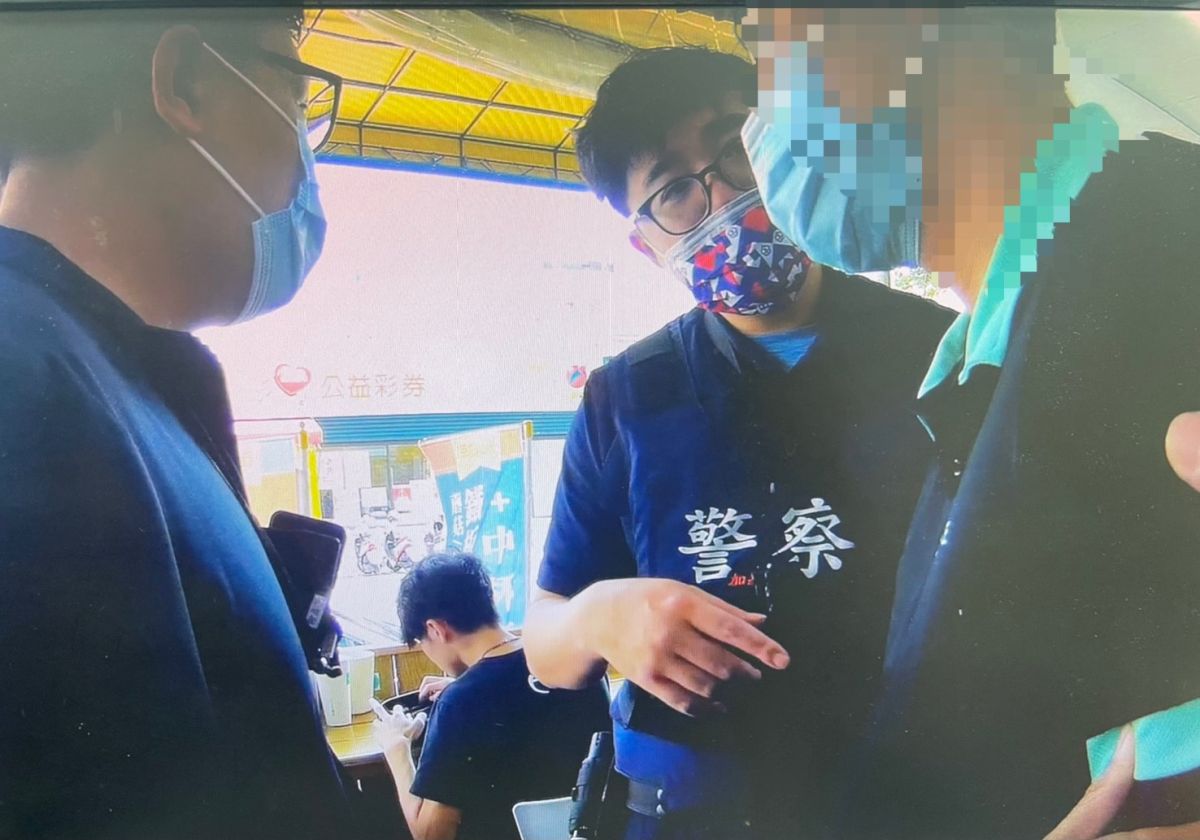 ▲休假員警驚訝發現正在煎蛋餅的店員竟是日前遭發布通緝的通緝犯，隨即通知上班的同事到場逮人。（圖／翻攝畫面）