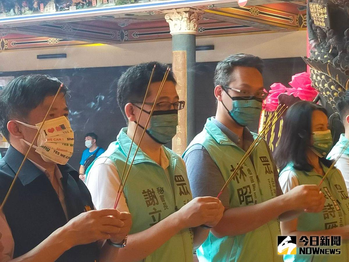 ▲民眾黨秘書長謝立功今天走訪桃園，下午他和黨內多位準備參選桃園市議員的同志到中壢仁海宮上香祝禱。（圖／記者李春台攝，2021.09.05）