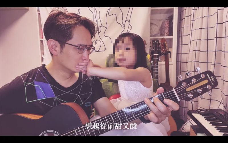 ▲羅文裕與女兒一起演唱歌曲《茶頂山的風》。（圖／翻攝羅文裕臉書）
